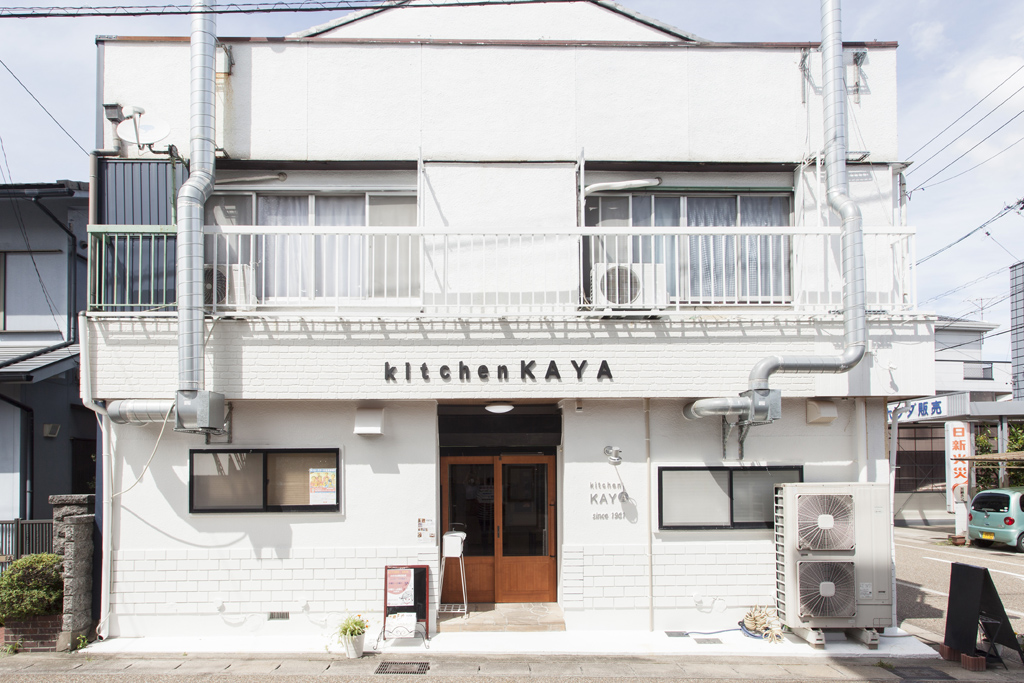 岐阜市　白を基調とした明るい店舗　Kitchen KAYA