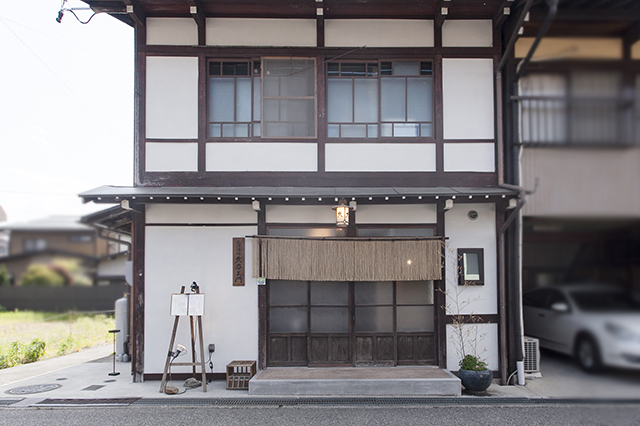 古き良きを活かした「天満酒場 久右エ門」